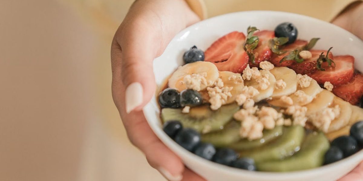 Delicious and nutritious breakfast bowl featuring fresh fruits and granola. Perfect for a healthy start.