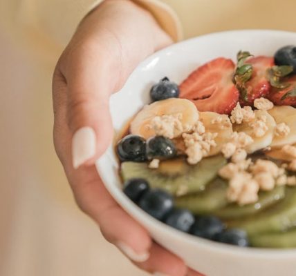 Delicious and nutritious breakfast bowl featuring fresh fruits and granola. Perfect for a healthy start.