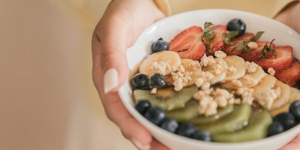 Delicious and nutritious breakfast bowl featuring fresh fruits and granola. Perfect for a healthy start.